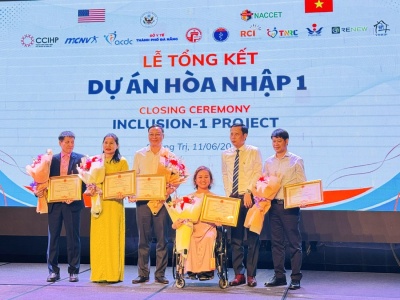 ACDC đón nhận bằng khen của UBND tỉnh Quảng Trị tại hội thảo tổng kết dự án Hòa nhập 1